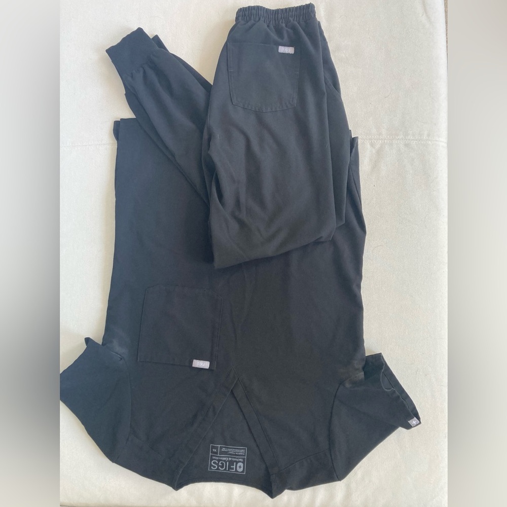 FIGS set BLACK DISCONTINUED (Catarina Top/Zamora Joggers)